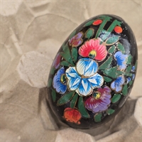 trae-aeg-sort-bund-farveglade-blomster-gammel-paaskepynt